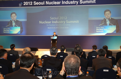 Prime Minister Kim Hwang-sik delivers congratulatory remarks at the Seoul Nuclear Industry Summit on Friday at the Grand InterContinental Hotel in southeastern Seoul. (Yonhap News)