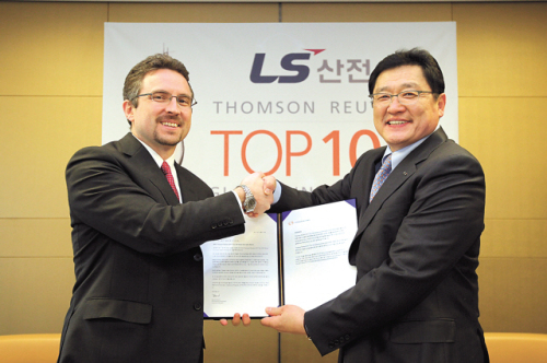 LSIS vice chairman and chief executive Koo Ja-kyun (right) and Thomson Reuters’ senior vice president and managing director of Asia Pacific Mark Garlinghouse are seen at a ceremony in December.