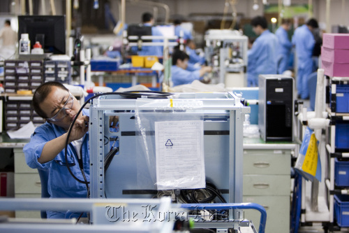 Employees at the General Electric Co. healthcare unit’s production facility assemble medical X-ray devices in Beijing. (Bloomberg)