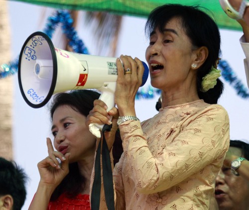 Nobel Peace Prize laureate Aung San Suu Kyi talks to supporters during her election campaign trip to Sankhanthit Village, in Myeik Archipelago, in the southernmost part of Myanmar. (AP-Yonhap News)