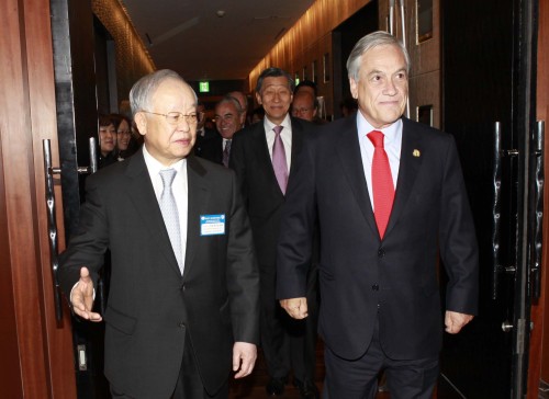 Korea Chamber of Commerce and Industry chairman Sohn Kyung-shik (left) and Chilean President Sebastian Pinera (right) walk into a luncheon in a Seoul hotel on Monday. (KCCI)