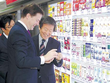 Homeplus chairman Lee Seung-han (right) introduces U.K. Deputy Prime Minister Nick Clegg to its virtual store located on subway Line No. 2 Seolleung Station in Seoul on Monday. (Park Hae-mook/The Korea Herald)