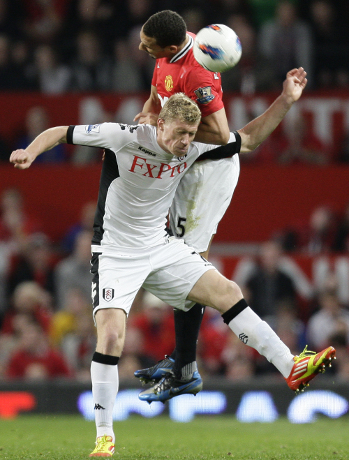 Manchester United’s Rio Ferdinand (top) and Fulham’s Pavel Pogrebnyak challenge for the ball. (AP-Yonhap News)