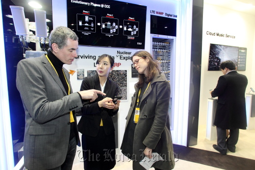 Participants in the Seoul Nuclear Security Summit visit the nation’s ICT exhibition booth at the event venue COEX in southern Seoul on Tuesday. (KT Corp.)