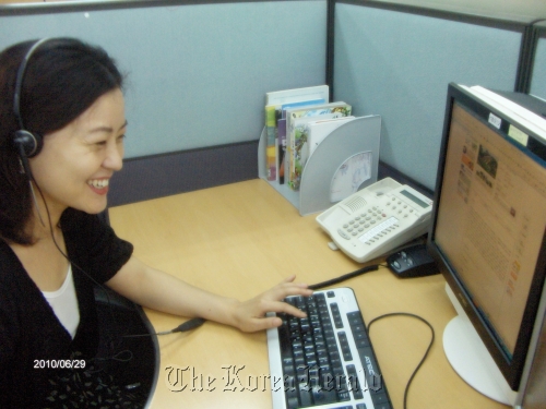 A “tt” call center operator answers a caller’s questions. (Korea Tourism Organization)