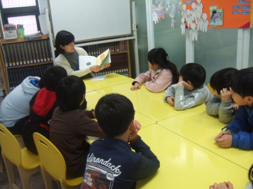 Children listen during “Multilingual Storytelling Hour” at Modoo Library in Seoul. (Modoo Library)