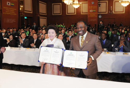 International We Love U Foundation chairwoman Zahng Gil-jah and Gabonese President Ali-Ben Bongo Ondimba hold on agreement on cooperative countermeasures against climate change at Seoul Olympic Parktel on Monday. (WeLoveU)