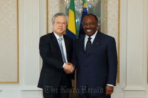 KT chairman Lee Suk-chae (left) shakes hands with Gabonese President Ali Bongo Ondimba at the Hotel Shilla in central Seoul on Wednesday. (KT Corp.)