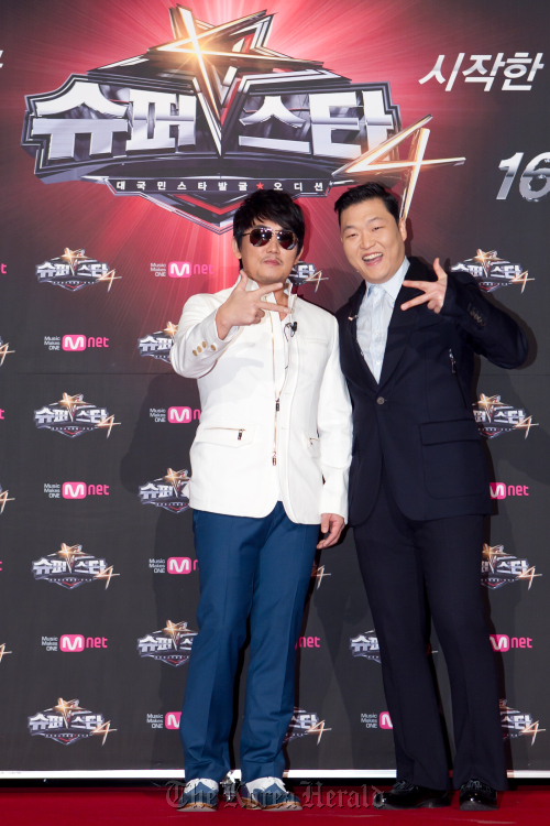 Superstar K4 judges Lee Seung-chul (left) and Psy pose for photo (CJ E&M)