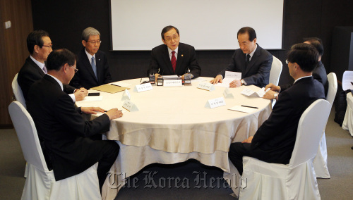 Fair Trade Commission chairman Kim Dong-soo (center) talks during a meeting with representatives of the nation’s top conglomerates at the Seoul Palace Hotel in Seocho-dong, southern Seoul, on Thursday. (Yonhap News)