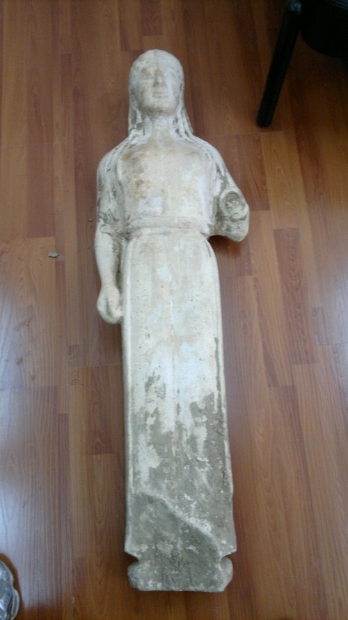 A 2,500-year-old statue of a young woman that was illegally excavated and hidden in a goat pen near Athens is seen in this undated police handout photo released on Wednesday. (AP-Yonhap News)