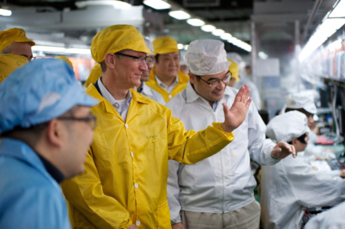 Apple CEO Tim Cook (second from left) visits the manufacturing facility Foxconn Zhengzhou Technology Park on Thursday. (AP-Yonhap News)