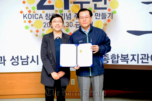 Hwang Yae-ji poses for a picture with Korea International Cooperation Agency President Park Dae-won after being the first to receive a level 3 ODA Expert Certificate, in Seongnam, Gyeonggi Province, Friday. (KOICA)