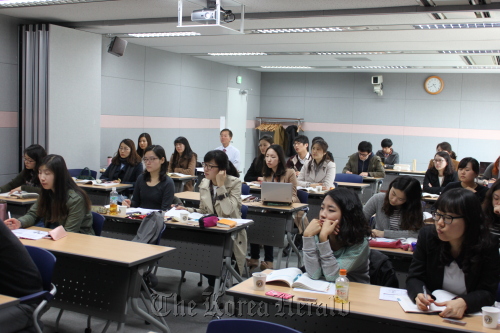 Students listen to a lecture on official development assistance and its importance at the Korea International Cooperation Agency’s International Development Education Academy in Seongnam, Gyeonggi Province, Saturday. (KOICA)