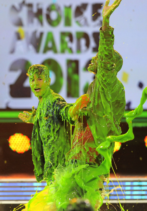 Justin Bieber (left) and host Will Smith get slimed after Bieber accepts the award for favorite male singer onstage at Nickelodeon’s 25th Annual Kids’ Choice Awards on Saturday in Los Angeles. (AP-Yonhap News)