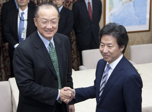 Jim Yong Kim (left), president of Dartmouth College and the U.S. nominee to be president of the World Bank shakes hands with Jun Azumi, Japan’s finance minister, before their meeting at the Ministry of Finance in Tokyo on Sunday. (Bloomberg)