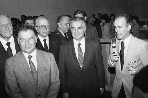 Mexico’s former President Miguel de la Madrid (second from right) stands with leaders of the the 1986 World Cup Soccer Organizing Committee in Mexico City on Dec. 13, 1985. (AP-Yonhap News)