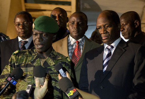 Junta leader Capt. Amadou Haya Sanogo (front left), speaks to the press after a meeting with Burkina Faso’s Foreign Affairs Minister Djibril Bassole (front right), at junta headquarters in Kati, outside Bamako, Mali. (AP-Yonhap News)