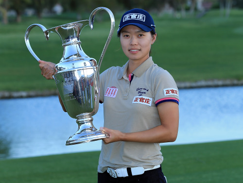 Korea’s Yoo Sun-young poses with the winner’s trophy in Rancho Mirage, California, Sunday. (AFP-Yonhap News)