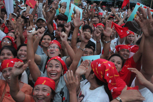 Supporters and members of the National League for Democracy cheer in front of its headquarters in Yangon, Myanmar on Monday. (Xinhua-Yonhap News)