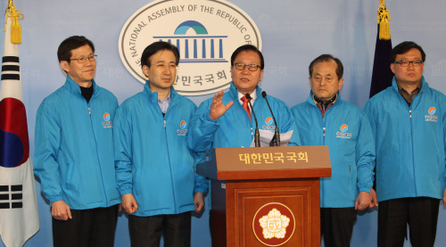 Park Se-il speaks at a press conference for the recently formed Korea Vision Party last month. Park’s party hopes to shake up the two-party status quo. (Yonhap News)