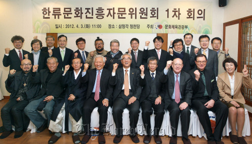 Culture Minister Choe Kwang-shik (center, front row), Korea Literature Translation Institute Director Kim Seong-kon (fourth from right, front row) and other members of an advisory committee on promoting hallyu pose for a photo at Samcheonggak, in Seoul, Monday. Kim was elected to chair the committee. (Culture Ministry)