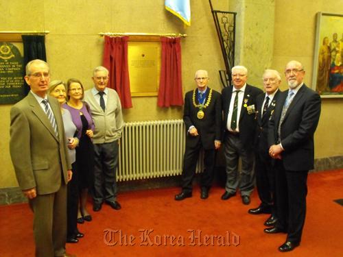 Jim Devlin (third from right) and Bill Fyffe (to Devlin’s right) at the plaque’s unveiling with Dundee’s lord provost, John Letford (fourth from right). (Dundee city government)