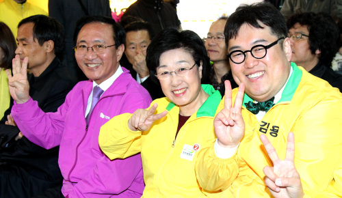 Democratic United Party leader Han Myeong-sook (center) poses with Kim Yong-min (right) at the opening of Kim’s election campaign office in northern Seoul on March 25. (Yonhap News)