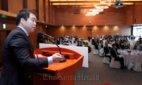 A Black Yak official speaks about the outdoor clothing company’s management case during a forum on creating unique premium goods Friday in Seoul. (Ministry of Knowledge Economy)