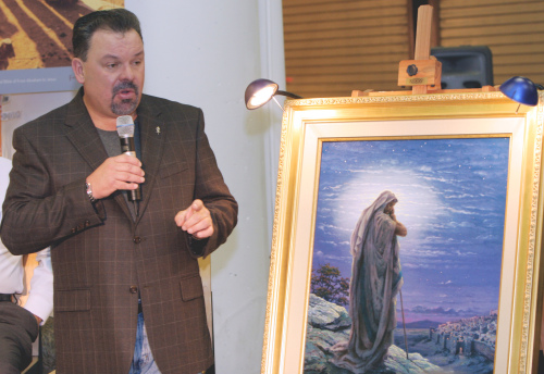 In this Sept. 15, 2006 file photo, artist Thomas Kinkade unveils his painting, “Prayer For Peace,” at the opening of the exhibit “From Abraham to Jesus,” in Atlanta. (AP-Yonhap News)