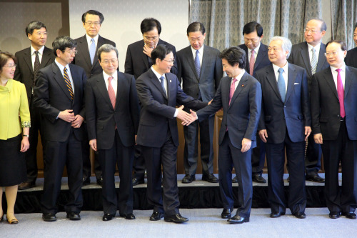 Chinese Finance Minister Xie Xuren (fourth from left) shakes hands with his Japanese counterpart Jun Azumi (third from right) during the 4th dialog between the finance ministers of the two countries in Tokyo on Saturday. (Xinhua-Yonhap News)