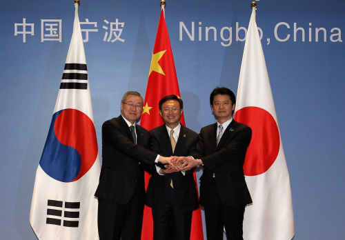 South Korean Foreign Minister Kim Sung-hwan (left) and his Chinese counterpart Yang Jiechi (center) and Japanese counterpart Koichiro Gemba shake hands prior to the sixth Trilateral Foreign Ministers’ Meeting in Ningbo, a port city in east China’s Zhejiang Province, Sunday. (Xinhua-Yonhap News)