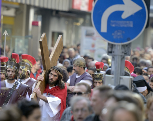 Thousands of believers remember the passion of Jesus Christ during Germany’s biggest Good Friday procession in Wuppertal, Germany on Friday. (AP-Yonhap News)