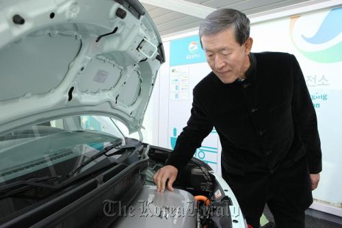 GS Group chairman Huh Chang-soo takes a look at electric car equipment at group affiliate GS Caltex’s smart grid test bed in Jeju on Friday. (GS Group)
