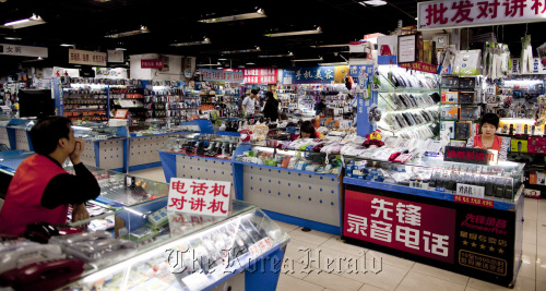 Vendors await customers at a shopping complex in Beijing. (Bloomberg)