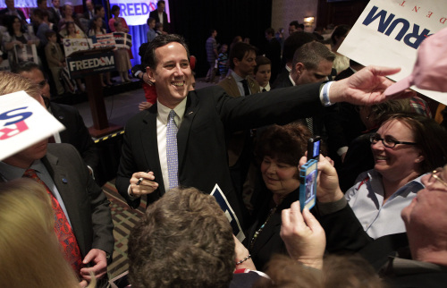 Republican presidential candidate, former Pennsylvania Sen. Rick Santorum greets supporters in Cranberry, Pennsylvania. (AP-Yonhap News)