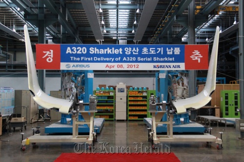 Korean Air’s Sharklets are seen at a ceremony in Seoul on Sunday for the carrier’s delivery of the wingtip parts for Airbus S.A.S.’ A320 aircraft. (Korean Air)