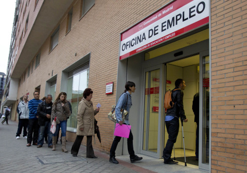 People enter an unemployment office in Madrid. (AP-Yonhap News)