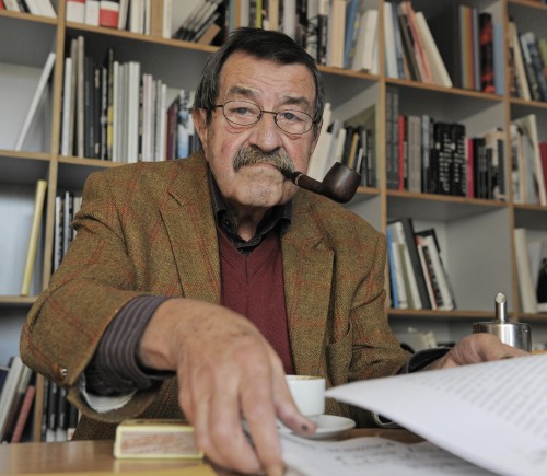 The Oct. 15, 2009 file photo shows German writer and Nobel Prize laureate for literature Guenter Grass during an interview with journalists from the Associated Press in the library of Steidl publishers in Goettingen, Germany. (AP-Yonhap News)