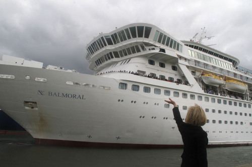 A woman sees off the Titanic Memorial Cruise ship “Balmoral” in Southampton, Britain on Sunday. (Xinhua-Yonhap News)