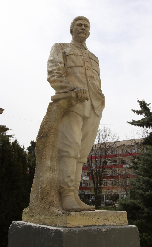 A statue of Soviet dictator Josef Stalin is seen at the entrance to a museum dedicated to him in the town of Gori, some 80 kilometers west of the Georgian capital Tbilisi, Monday. (AP-Yonhap News)