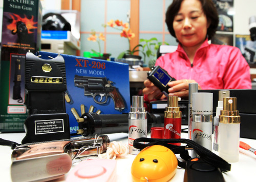 A female customer looks at an electroshock weapon at a store in Seoul on Tuesday. Following the high profile murder case in Suwon on April 1, sales of self-defense equipment have risen with one online shopping mall reporting a month-on-month sales rise of 35 percent. (Yonhap News)