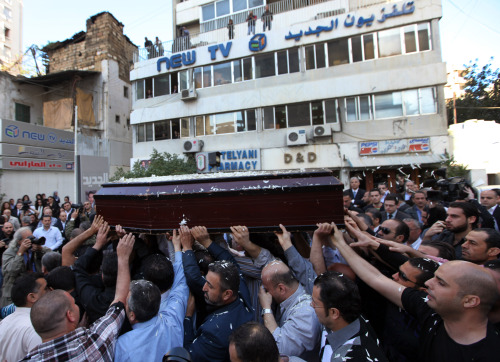 Mourners carry the coffin of Lebanese television cameraman Ali Shaaban working for Al-Jadeed TV who was shot dead on the Lebanon-Syria border, in front of Al-Jadeed TV in Beirut, Lebanon, Tuesday. (AP-Yonhap News)