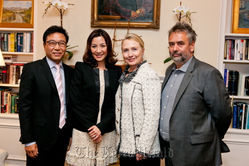 (From left) Lee Soo-man, founder of SM Entertainment, actress Michelle Yeoh, U.S. Secretary of State Hillary Clinton and French film director Luc Besson pose for photo at a private screening of film “The Lady” in Washington, D.C., Monday. (SM Entertainment)