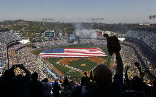 Dodgers fans cheer during opening day celebrations in Los Angeles on Tuesday. (AP-Yonhap News)