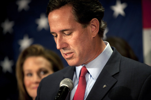 Republican presidential candidate, former U.S. Sen. Rick Santorum announces he will be suspending his campaign during a press conference at the Gettysburg Hotel in Gettysburg, Pennsylvania on Tuesday. (AFP-Yonhap News)