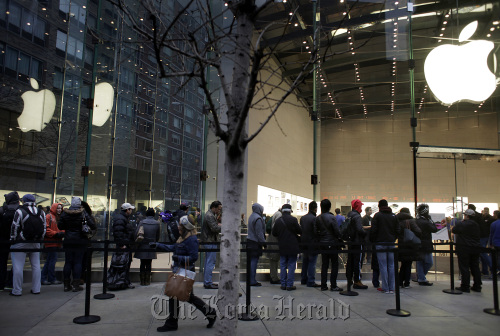 People wait in line outside the Apple Inc. store on Broadway in New York. (Bloomberg)