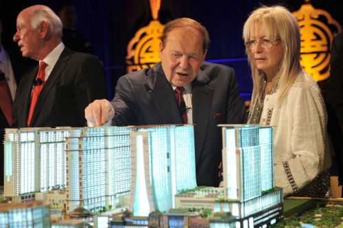 Chairman and CEO of Las Vegas Sands Corporation Sheldon Adelson (center) and his wife Miriam Adelson point at a model of the Sands Cotai Central, Sands’ newest integrated resort in Macau on Wednesday. (AFP-Yonhap News)