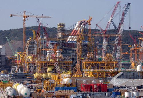 A floating production storage offloading ship is under construction in a dry dock at Hyundai Heavy Industries Co.’s shipyard in Ulsan. (Bloomberg)