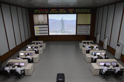 North Korea technicians watch live images of the rocket Unah-3 at the satellite control room of the space center on the outskirts of Pyongyang on Wednesday. (AFP-Yonhap News)